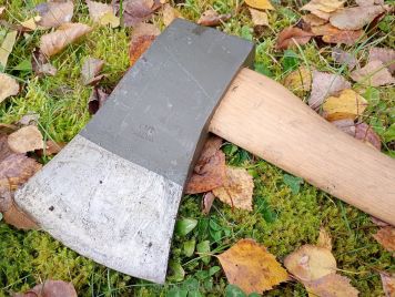 DUŻY TOPÓR SANDVIK WOJSKOWY SMUKŁA DUŻA SIEKIERA SANDVIK HICKORY 2KG